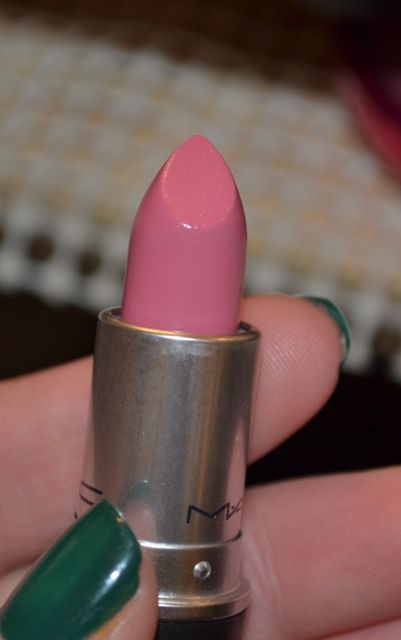 Expensive Makeup Brands, Pink Lipstick Mac, Natural Pink Lipstick, Pink Lipstick Shades, Makeup Vanity Decor, Light Lipstick, Lip Colours, Expensive Makeup, Mac Lipsticks