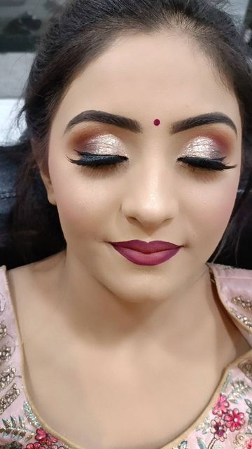 Bridal Makeup For Reception, Reception Look Eye Makeup, Simple Makeup Bride, Indian Bridal Eyeshadow Looks, Bridel Mekup Indian Bridal, Diwali Makeup Look Indian, Eye Makeup Indian Bride, Hd Makeup Looks Bridal Indian, Indian Engagement Makeup Looks