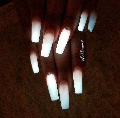 Classic Acrylic Nail Designs, White To Black Ombre Nails, White Nails Simple Design, Black And White Ombre Nails, Trendy White Nails, Ariel Nails, Sns Ideas, Ombre Nails Coffin, Toenails Designs