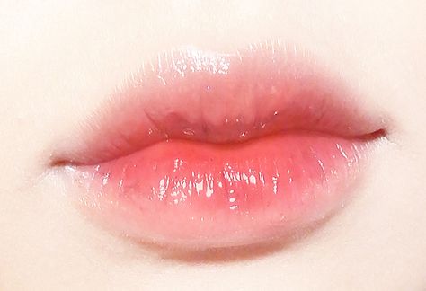 a blushing lip Makeup Bibir, Makeup Asia, Light Pink Lips, Makeup Korea, Gradient Lips, Korean Lips, Hot Pink Lips, Linda Hallberg, Korean Eye Makeup