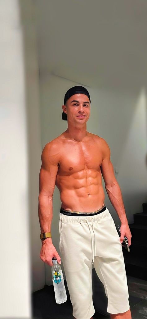 Ronaldo Shirtless, Cristiano Ronaldo Shirtless, Ronaldo Style, Cristiano Ronaldo Body, Cristiano Ronaldo Young, Cristiano Ronaldo Style, Hot Rugby Players, Ronaldo Photos, Cristiano Ronaldo Juventus