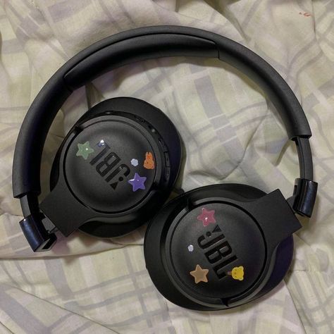 Jbl Black Headphones, Jbl Tune 710bt Aesthetic, Aesthetic Jbl Headphones, Good Cheap Headphones, Jbl 710 Bt Aesthetic, Black Jbl Headphones Aesthetic, Jbl Tune 510bt Aesthetic, Jbl Headphones Outfit, Jbl Headphones Aesthetic