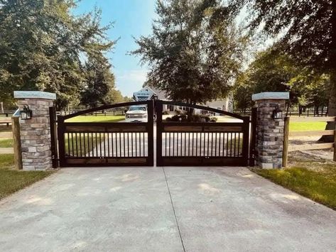 Driveway Gate Ideas, Farm Gates Entrance, Entrance Gates Driveway, Gates Driveway, Farm Entrance, Ranch Gates, Gate Entrance, Gate Way, House Fence Design