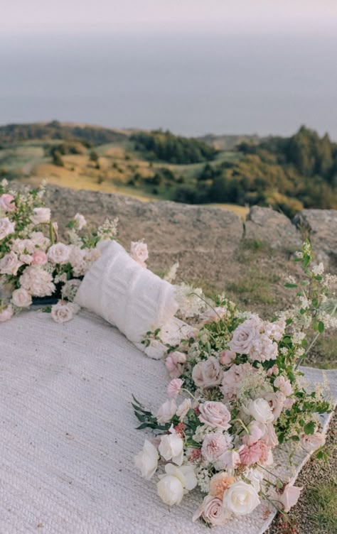 Proposal Ideas With Flowers, Proposal Backdrop, Floral Proposal, Proposal Flowers, Wedding Proposal Ideas Engagement, Engagement Proposal Photos, Dreamy Proposal, Proposal Shoot, Summer Proposal