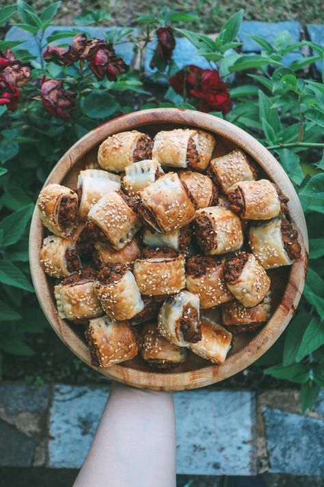 New & Improved Lentil Sausage Rolls // Vegan + RSF + GF option Lentil Sausage Rolls, Vegan Sausage Roll, Vegan Sausage Rolls Recipe, Vegan Picnic Food Ideas, Lentil Rolls, Vegan Picnic Food, Vegetarian Sausage Rolls, Vegan Rolls, Lentil Sausage