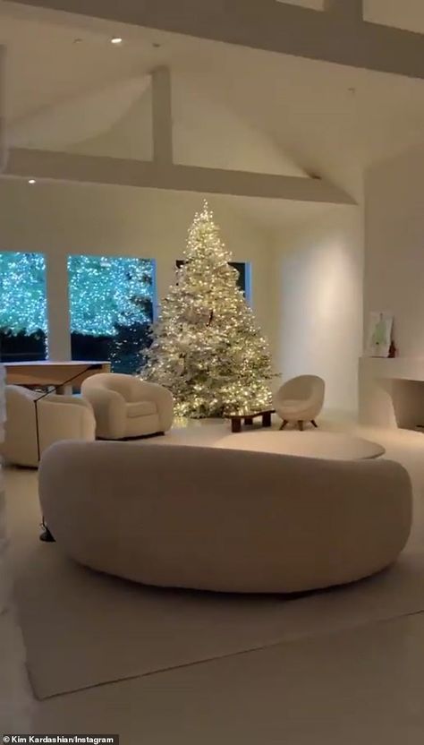 Hidden Hills Mansion, Kardashian Christmas, Kardashian Home, Interior Design Per La Casa, Hidden Hills, Room Deco, Dream House Interior, Dream Home Design, Minimalist Home