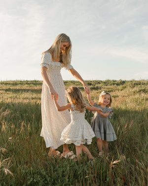 Mum And Daughters Photography, Mother Daughter Photoshoot Spring, Spring Motherhood Session, Motherhood Picnic Photoshoot, Mommy And Me Photo Shoot Two Daughters, Simple Mommy And Me Photos, Lifestyle Mommy And Me Photography, Meadow Family Photoshoot, Motherhood Photo Session