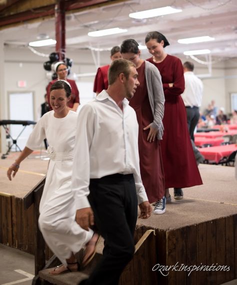 An Amish-ish Wedding: Part 2 – The Ceremony (13 Photos & 2 Videos) Mennonite Wedding Dress, Pentecostal Wedding, Mennonite Wedding, Amish Wedding, Amish Traditions, Amish Dress, Homemade Clothing, Amish Clothing, Amish Lifestyle