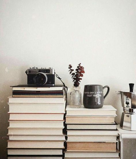 Fotocamere Vintage, Book Flatlay, Bookstagram Inspiration, Flat Lay Photography, Coffee And Books, Foto Inspiration, Photoshop Design, Book Inspiration, Reading Nook