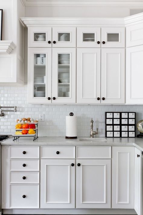 White Subway Tile Kitchen, Small White Kitchens, Hardware Ideas, Black Knobs, Kitchen New York, Kitchen Knobs, Kitchen Images, All White Kitchen, Kitchen Cabinet Hardware