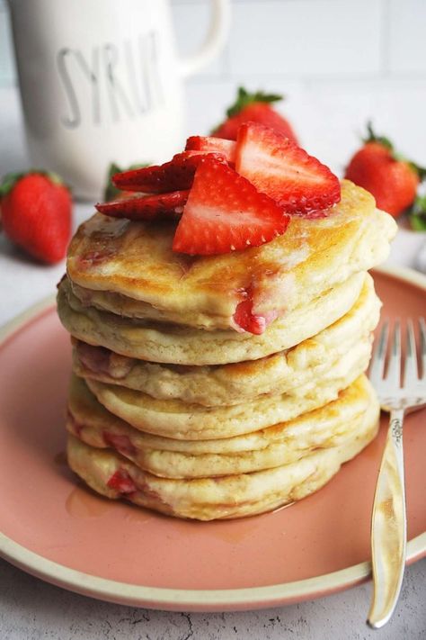 Strawberry Protein Pancakes, 2024 Diet, Gluten Free Protein Pancakes, Protein Powder Pancakes, Strawberry Gluten Free, Unflavored Protein Powder, Dairy Free Protein, Packed Breakfast, Strawberry Pancakes