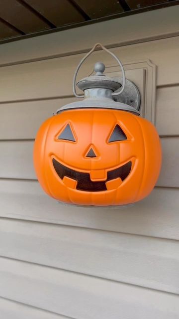 Lighted Pumpkins On Porch, Diy Pumpkin Lanterns, Pumpkin Solar Lights, Pumpkin Lights Ideas, Pumpkin Solar Lights Diy, Diy Plastic Pumpkin Ideas, Pumpkin Pail Decor, Diy Lantern Lights, Plastic Pumpkins Crafts