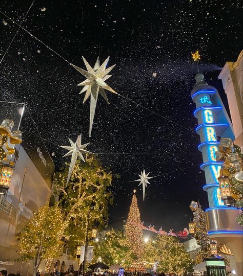 La Christmas Aesthetic, The Grove Los Angeles Christmas, The Grove Christmas, Christmas In Los Angeles Aesthetic, Winter California Aesthetic, Los Angeles Christmas Aesthetic, Beverly Hills Christmas, California Christmas Aesthetic, Winter Los Angeles