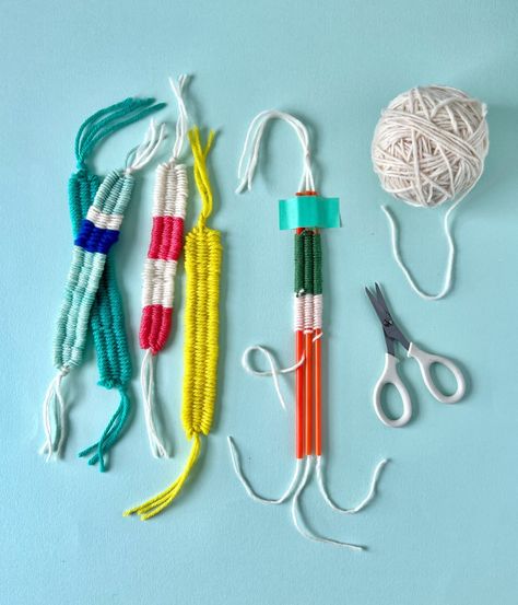 A Fun Kids Beginner Weaving Project Using Recycled Straws! — super make it Easy Weaving Projects, Kids Weaving Projects, Recycled Crafts Kids Projects, Beginner Weaving, Easy Weaving, Dollhouse Rugs, Easy Yarn Crafts, Weaving For Kids, Straw Weaving