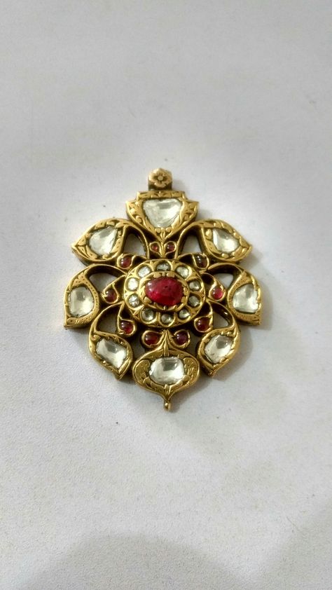 Old kundan Pendant Jadau Pendant, Antic Jewellery, Engagement Jewellery, Jadau Jewellery, Happy Yoga, Black Beads Mangalsutra Design, Gold Earrings Wedding, Antique Jewellery Designs, Jewellery Ring