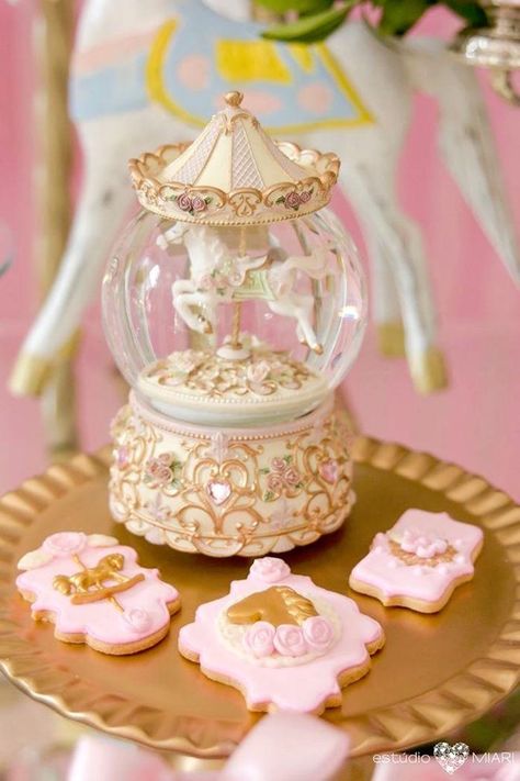 Primer cumpleaños Carrusel dorado y rosa | Decoración Carousel Cookies, Carousel Birthday Party, Carousel Theme, Carousel Baby, Carousel Birthday Parties, Carousel Party, Carousel Cake, Carousel Birthday, Princess Theme Birthday