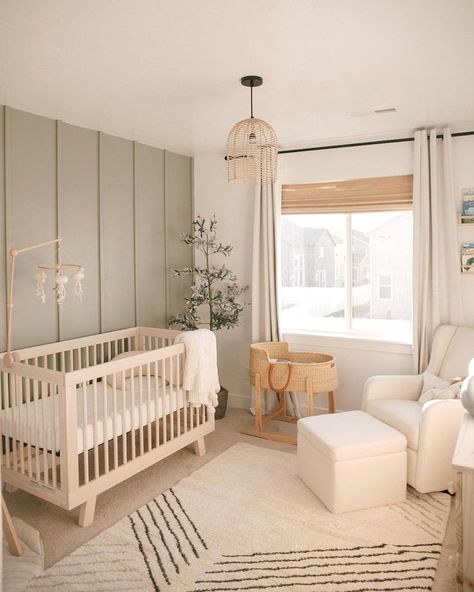 Sage Green Nursery Ideas, Green Nursery Girl, Green Nursery Ideas, Nursery Guest Room Combo, Green Baby Nursery, Sage Green Nursery, Nursery Layout, Nursery Guest Room, Cozy Baby Room