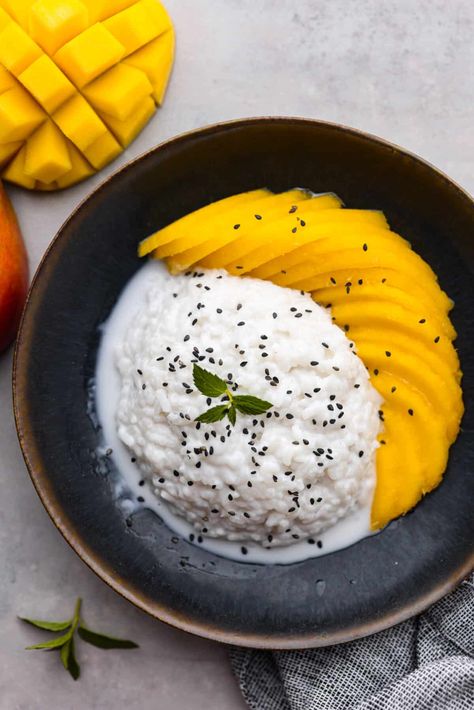 Mango Sticky Rice Mango Sticky Rice Recipe, Chinese Sticky Rice, Thai Mad, Sweet Sticky Rice, Thai Mango, Rice Desserts, Mango Sticky Rice, African Symbols, Coconut Sauce