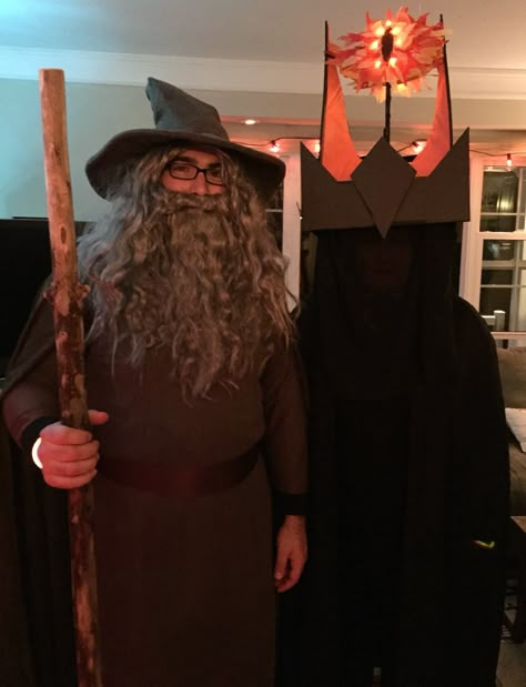 Dayna Vettese on Twitter: "Our Halloween costumes: Gandalf the Grey and the Eye of Sauron atop Barad-dûr 🎃#CouplesCostumes #YouShallNotPass… " Extra Halloween Costumes Creative, Trunk Or Treat Lord Of The Rings, Lotr Couples Costumes, Lord Of The Ring Costumes, Halloween Costumes Lord Of The Rings, Lotr Halloween Costumes, Aragorn Halloween Costume, Lord Of The Rings Halloween Costumes, Sauron Costume Diy