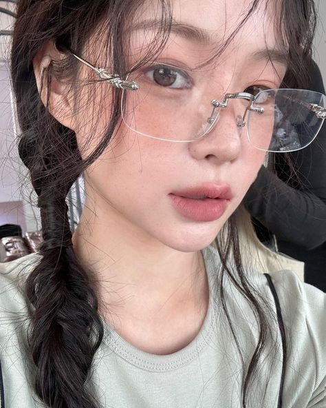 Glases Girl Style, Ulzzang Glasses, Glasses For Face Shape, Glasses Inspiration, Glasses Makeup, Ethereal Aesthetic, Steampunk Sunglasses, Makeup Tut, Neutral Makeup