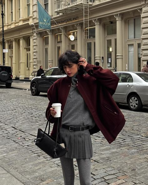 Grey Tights Outfit, Venetia Alia, Grey Pleated Mini Skirt, Pleated Mini Skirt Outfit, Madrid Style, Skirt Outfit Inspiration, Mini Skirt Pleated, Grey Tights, Mini Skirt Outfit