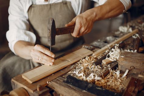 Handsome carpenter working with a wood Free Photo | Free Photo #Freepik #photo #freewood #freehand #freeline #freeman Learn Carpentry, Carpentry Services, Carpenter Work, Woodworking Books, Chaise Bar, Woodworking Tips, Carpentry, Cool Things To Make, Woodworking Plans