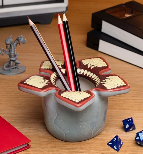 Stranger Things Demogorgon, Demogorgon Stranger Things, Netflix Stranger Things, Pen Pot, Netflix Original Series, Indoor Planter, Netflix Series, Pencil Holder, Ceramic Pot