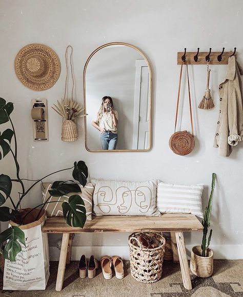 Boho Entrance Hall, Apartment Doorway Entrance, Bohemian Entryway Ideas, Hall Mirror Ideas, Boho Foyer, Cozy Entryway, Corridor Decoration, Boho Entryway, Bohemian House Decor