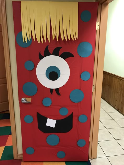 Door Monster Halloween, Hollween Decor Classroom Door, Monster Bulletin Board Ideas, Monster Classroom Door, Halloween Monster Doors, Monster Door Decoration, Office Halloween Themes, Deco Porte Halloween, Halloween Door Decorations Classroom