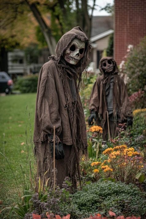 20 Simple Outdoor Halloween Decorations That Will Scare Your Neighbors - H.M.G Panther Halloween Costume, Scary Halloween Yard, Easy Outdoor Halloween Decorations, Halloween Garden Decorations, Diy Halloween Dekoration, Decorating For Halloween, Scary Halloween Decorations Outdoor, Scary Halloween Decorations Diy, Halloween Lawn