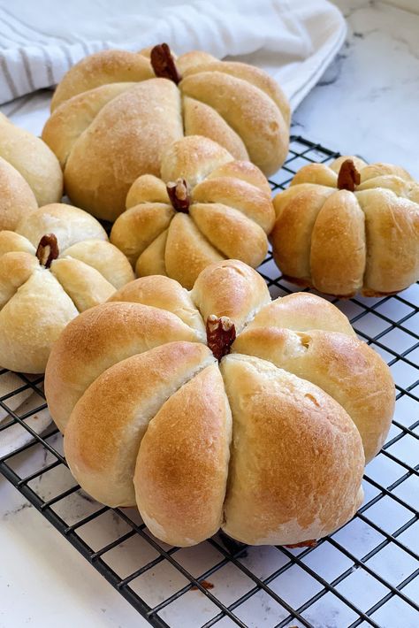 Pumpkin Shaped Bread, Pull Apart Rolls, Beginner French, Thanksgiving Bread, Bread Bowl Recipe, Bread Pumpkin, Shaped Bread, Pumpkin Bowls, French Bread Recipe