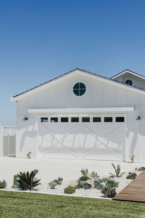 Hamptons Style Facade, Coastal Brick House Exterior, Coastal Driveway, Beach House Driveway, White Coastal House, Ranch Beach House, White Rendered House, Beach House Facade, Tropical Beach House Exterior