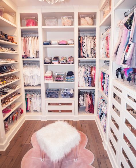 Luxurious Girls Closet Bilik Tidur Perempuan, A Walk In Closet, Budget Luxury, Bilik Idaman, Dream Closet Design, Girls Closet, Bedroom Decor For Teen Girls, Girls Rooms, Closet Decor