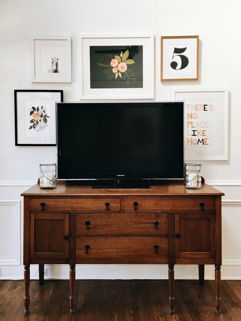 How to decorate around a TV.  The best creative ways to hide, camouflage and decorate around a TV. #budgetdecorating #decorating #gallerywall #DIY #Budgetdecor How To Decorate Around A Tv, Tv Gallery Wall, Living Room Decor Eclectic, Decor Around Tv, Flat Screen Tv, Ceramic Knife, Eclectic Living Room, Mobile Tv, Studio Mcgee