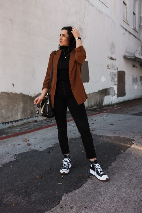 All Black Outfit Buisness Casual Women, Sneakers Outfit 2023, Business Casual With Sneakers, Fall Sneakers Outfit, Black Dress Pants Outfits, Bussines Casual Woman, Business Casual Sneakers, Business Casual Jeans, Buisness Casual