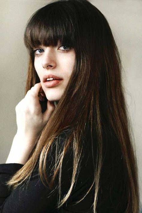 Eye-Grazing Bangs - There's no denying the fact that the 60s ushered in some major hair and makeup trends. Fast forward to 2019 and a lot of them are back... Brown Hair And Bangs, Side Fringe Hairstyles, Fringe Hairstyles, Long Brown Hair, Long Hair With Bangs, Haircuts With Bangs, Medium Hair Cuts, Hair Envy, Grunge Hair