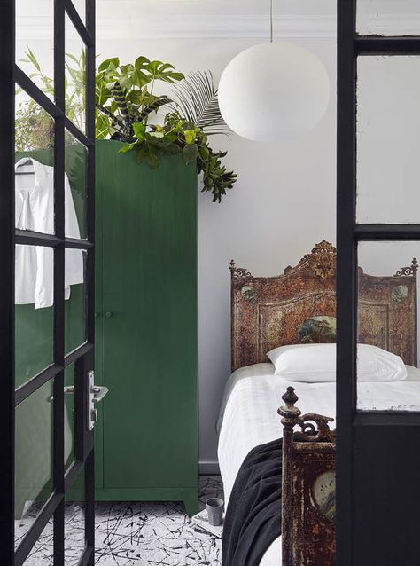 How to turn your bedroom into an oasis. Cottage Tudor, Modern Victorian Home, House Loft, Relaxing Bedroom, Modern Victorian, World Of Interiors, Beautiful Bedrooms, Elle Decor, Victorian Homes