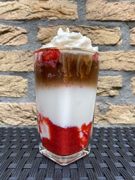 If you like to drink iced coffees in the summer, you should try this iced strawberry latte today! Best Coffee Flavor Combinations, Summer Coffee Drinks, Strawberry Latte, Iced Latte Recipe, Iced Lattes, Espresso Recipes, Homemade Strawberry Sauce, Iced Drinks Recipes, Sweet Coffee