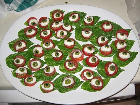 Eyeball Caprese: This Halloween appetizer is sure to be a hit. Use fresh tomatoes, basil, mozzarella and black olives to fashion eyeballs. You can add toothpicks to hold the caprese together and to add an extra surprise to the Halloween delight. Halloween Party Appetizers Easy, Halloween Appetizers For Party, Halloween Appetizers For Adults, Snack Halloween, Caprese Appetizer, Plat Halloween, Halloween Potluck, Creepy Food, Halloween Appetizers Easy