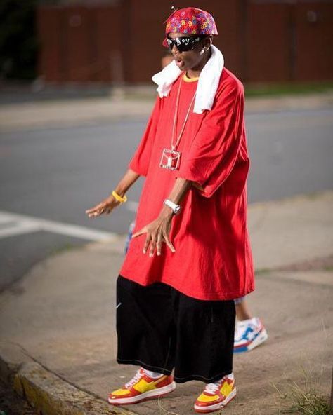 Soulja Boy & his super oversized shirts. 2000s Mens Fashion, 90s Hip Hop Outfits, 2000’s Outfit, 2000s Fashion Men, Fashion Men Outfits, Thursday Outfit, Throwback Outfits, Baggy Outfits, Oversize Outfit