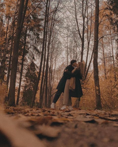 Autumn Lovers Aesthetic, Dating Cute Pictures, Couples Book Photoshoot, Forest Love Aesthetic, Fall Forest Couple Photoshoot, Autumn Love Couple Aesthetic, Cute Halloween Couple Pictures, Fall Aesthetic Photo Ideas, Couple Autumn Photography