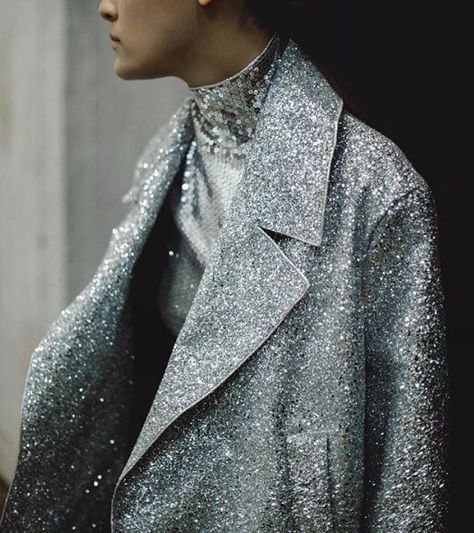 #frendz #frendzontour #fashion #style #styling #woman #lady #girl #jacket #blazer #silver Glitter Suit, Chic Fashion Style, Nye Party, Chic Fashion, Inspiration Mode, Looks Style, Mode Inspiration, Look Chic, Fashion Details