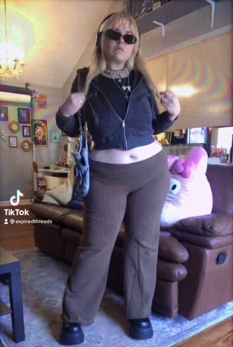 #2000s #y2kfashion #lowrise #lowrisepants Y2k Quince, Y2k Roblox Avatars, Y2k Room Aesthetic, Y2k Outfits Plus Size, Room Y2k, Y2k Quotes, Grunge Plus Size, Plus Size Grunge, Plus Size Y2k