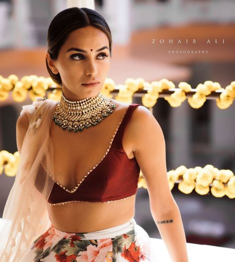 Most Attractive Bridal Choker Necklace Designs that will Sparkle your Eyes | ShaadiSaga Lehenga Shopping, Brown Stuff, Saree Draping Styles, Lehenga Blouse Designs, Lengha Choli, Modern Saree, Blouse Back Neck Designs, New Blouse Designs, Traditional Outfit