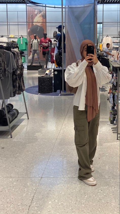 Green Cargo Hijab Outfit, Olive Green Pants Outfit Hijab, Cargo Pants And White Shirt Outfit, Black Cargo Hijabi Outfit, Cargo Jeans Outfit Women Hijab, Cargo Jeans Hijab Outfit, White Cargo Pants Outfit Hijab, Brown Scarf Outfit Hijab, Green Cargo Pants Outfit Hijab