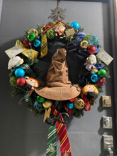 Harry Potter Christmas Wreaths & Garlands, Wreath Harry Potter, Harry Potter Theme Room, Harry Potter Wreath, Hp Christmas, Harry Potter Christmas Decorations, Pinecone Crafts Christmas, Harry Potter Christmas Tree, Nerd Crafts