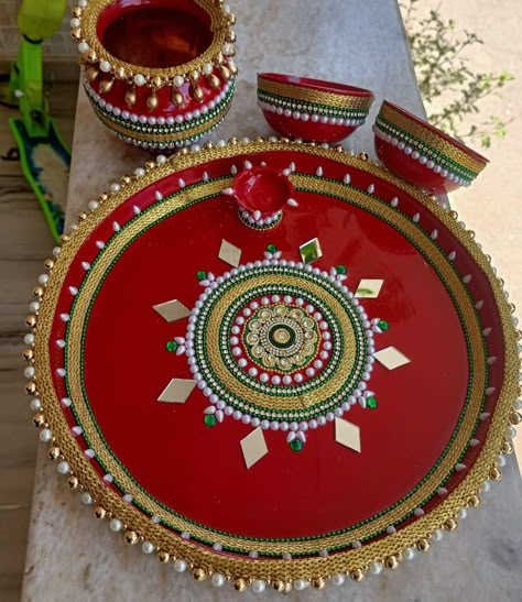 Decorative Handmade Pooja Thali Decoration, Karwachauth Plate Decoration, Diwali Puja Thali Decoration Ideas, Plat Decoration Ideas, Handmade Plates Pottery, Decorative Thali Ideas, Diy Thali Decoration Ideas, Diy Pooja Thali, Wedding Thali Decoration Ideas