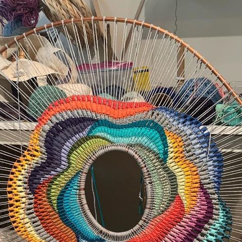 Mandala Weaving, Wall Hangings Ideas, Circular Weaving Loom, Circle Weaving, Yarn Art Projects, Circle Loom, Circular Loom, Round Weaving, Circular Weaving