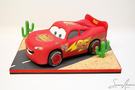 Mcqueen Car Cake, Easter Desserts Cake, Lightning Mcqueen Birthday Cake, Mc Queen Cars, Cars Cake Design, Γενέθλια Mickey Mouse, Sculpted Cake, Lightning Mcqueen Cake, Queen Cake