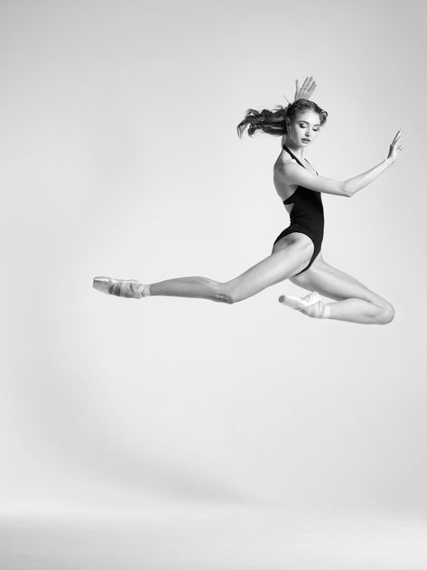 — Bolshoi ballerina, Alena Kovaleva, graduated from... Dance Jumps, Vaganova Ballet Academy, Dancer Pose, All About Dance, Ballet Academy, Susan Sontag, Photo Noir, Dance Movement, Shall We Dance